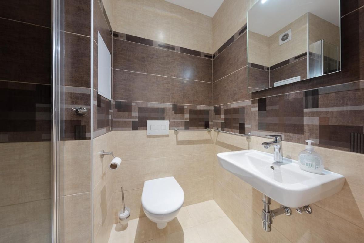 Apartamento Large Prosek - Your Second Home! *
