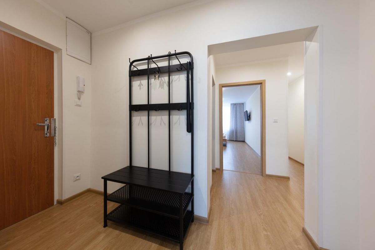 Apartment Large Prosek - Your Second Home! Prague