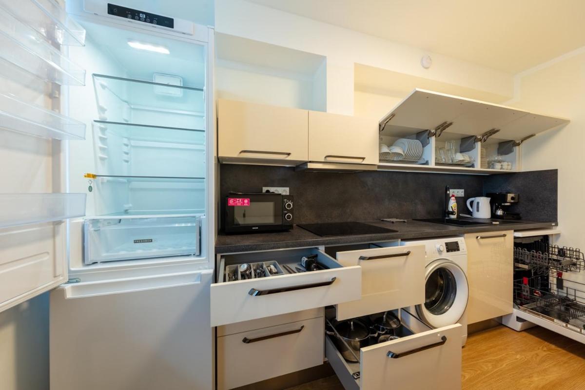 Apartment Large Prosek - Your Second Home! Prague